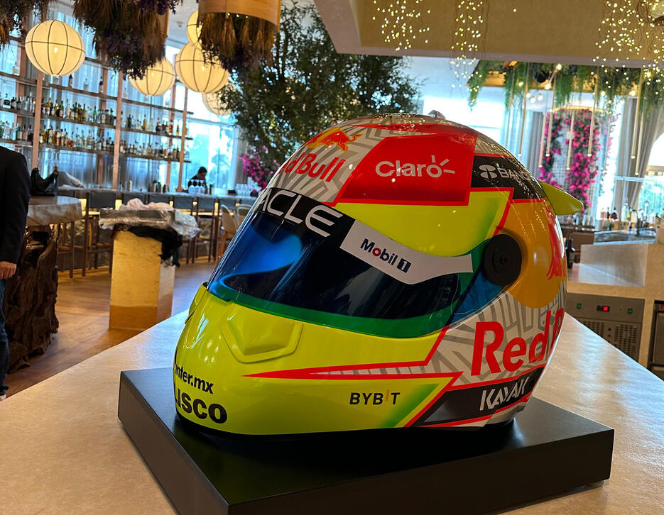 Réplica Casco Checo Pérez — Restaurante Reforma